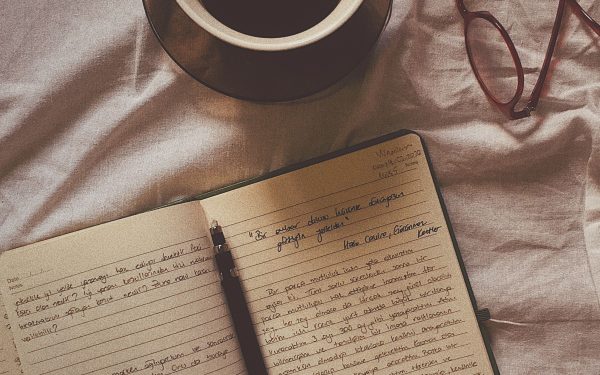 Buku catatan harian dan secangkir kopi