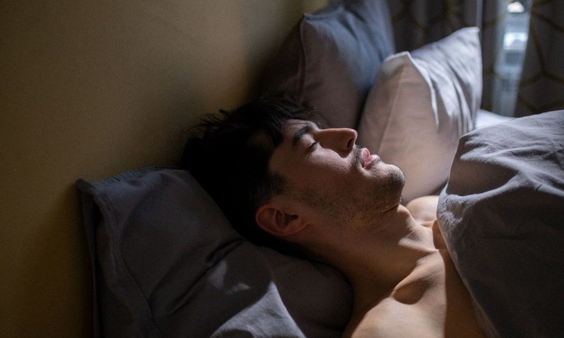 Seseorang tertidur nyenyak di kamar yang nyaman