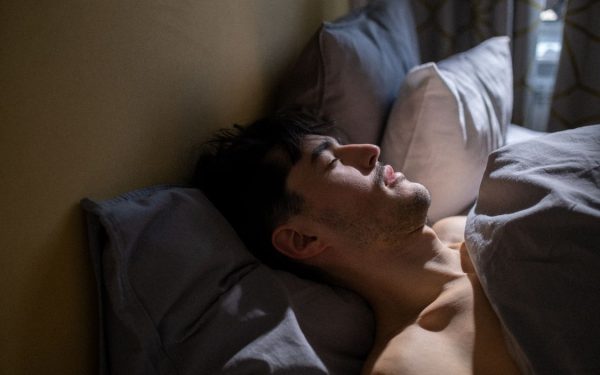 Seseorang tertidur nyenyak di kamar yang nyaman