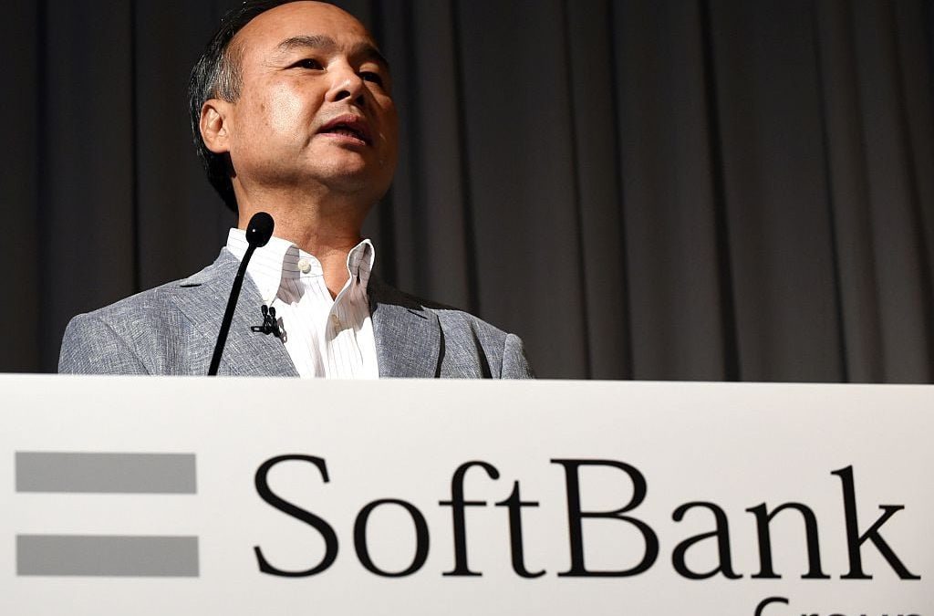 Masayoshi Son berbicara di podium dengan logo SoftBank Group