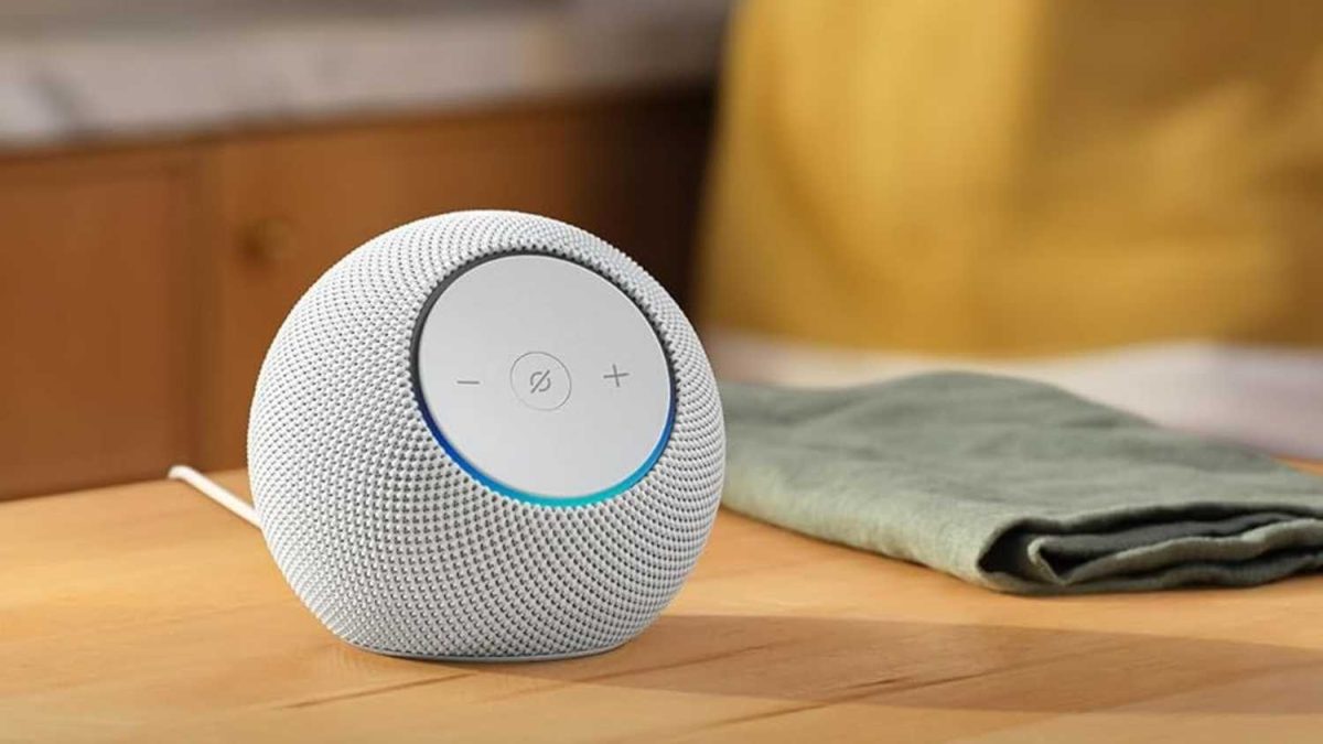 Speaker pintar putih di atas meja kayu