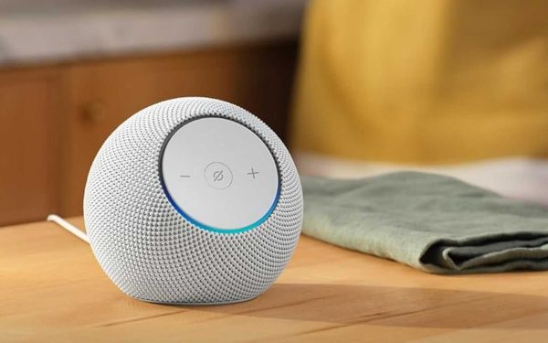 Speaker pintar putih di atas meja kayu