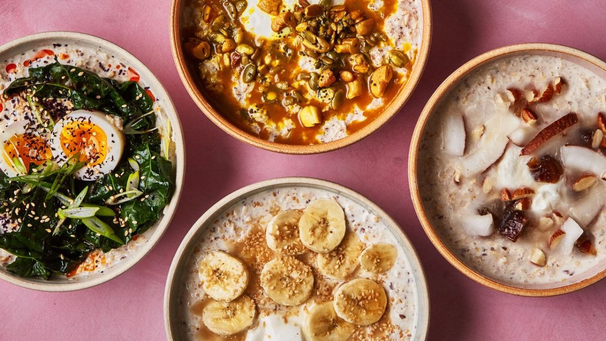 Mangkuk sarapan dengan telur dan sayuran
