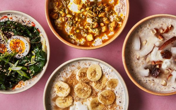 Mangkuk sarapan dengan telur dan sayuran