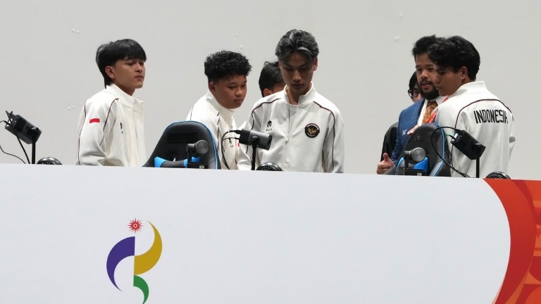 Timnas esports MLBB Indonesia bersama Wamenpora Taufik Hidayat di Aichi-Nagoya 2026