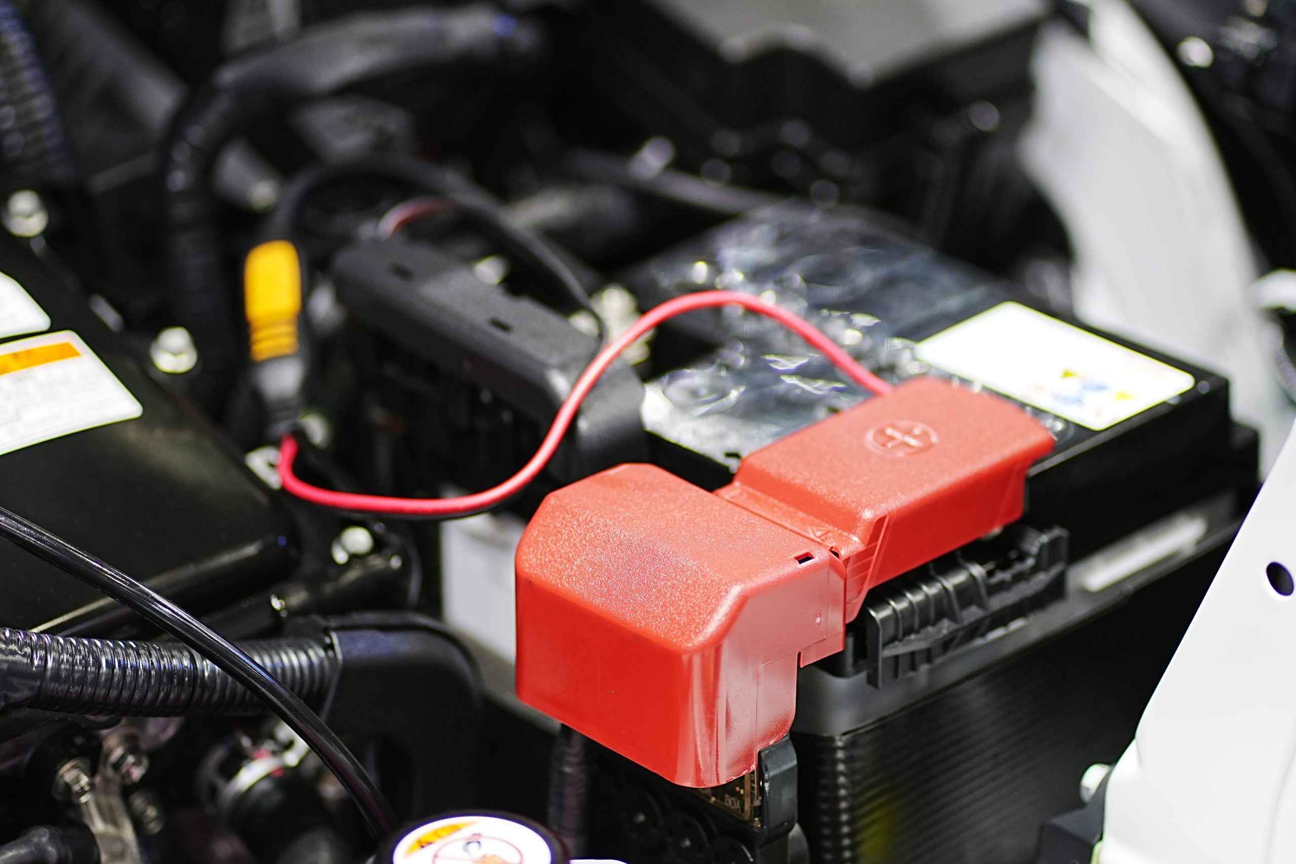 Bagian dalam mesin mobil dengan kabel merah