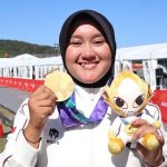 Nurisa Dian Ashrifah berpose dengan medali emas panahan compound Asian Games 2026