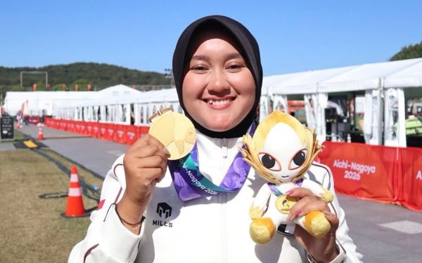 Nurisa Dian Ashrifah berpose dengan medali emas panahan compound Asian Games 2026