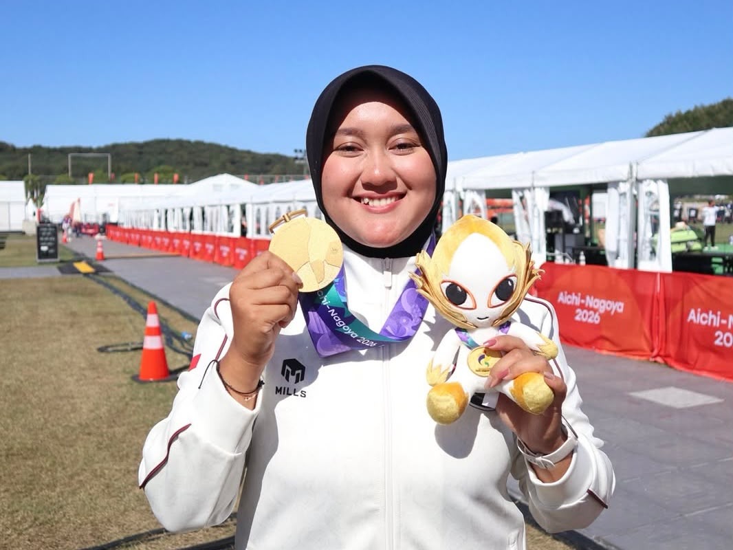 Nurisa Dian Ashrifah memegang medali emas panahan compound Asian Games 2026