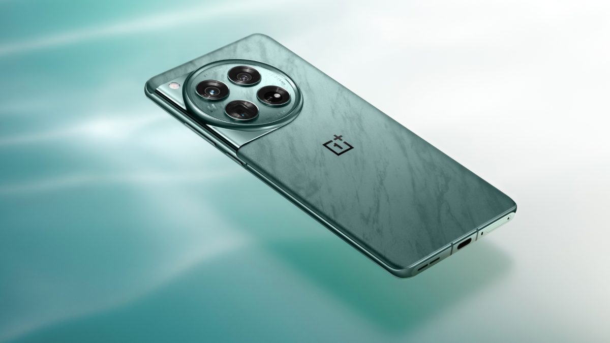 Ponsel OnePlus hijau dengan modul kamera sirkular besar