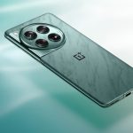 Ponsel OnePlus hijau dengan modul kamera sirkular besar
