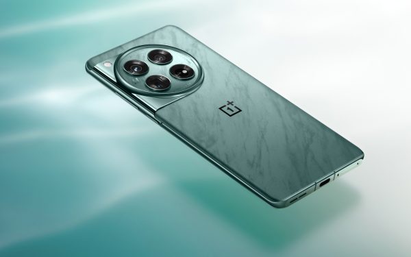 Ponsel OnePlus hijau dengan modul kamera sirkular besar