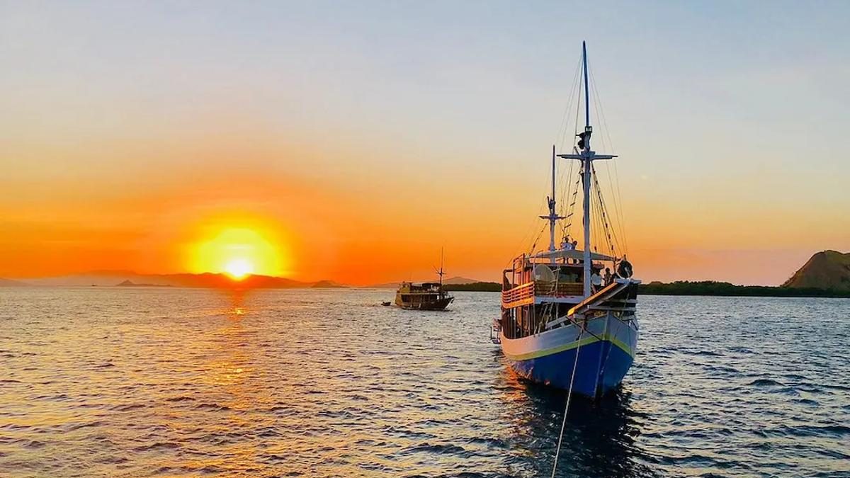 Kapal phinisi bersandar di pelabuhan Labuan Bajo saat senja