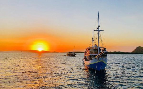 Kapal phinisi bersandar di pelabuhan Labuan Bajo saat senja