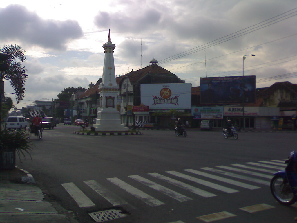 Tugu Yogyakarta dan suasana jalan di titik nol kota