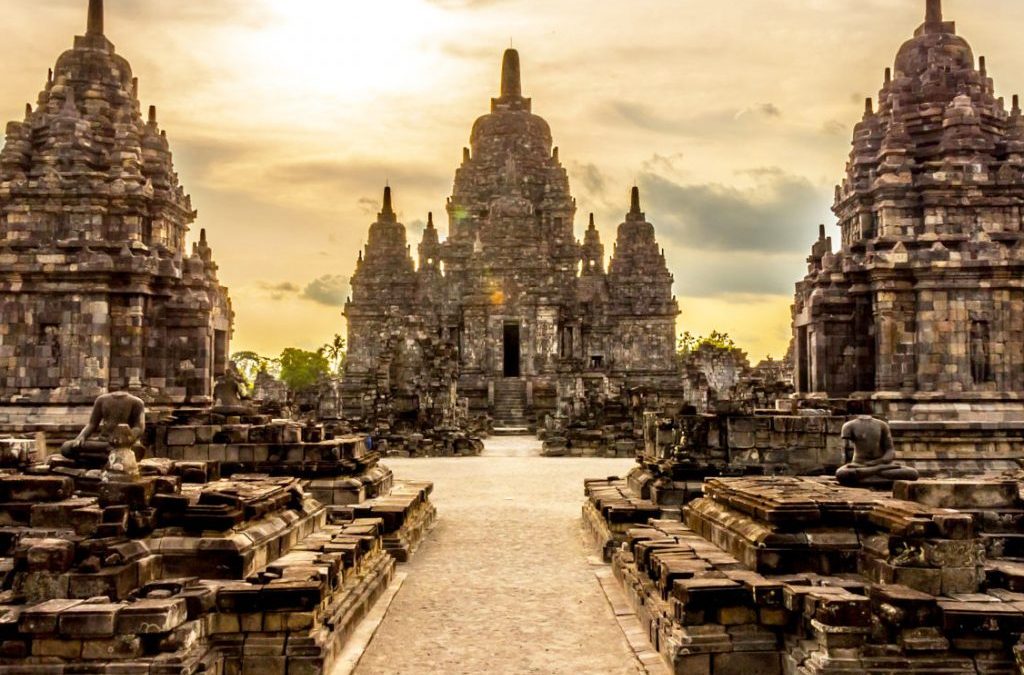 Candi Prambanan saat matahari terbit di Yogyakarta