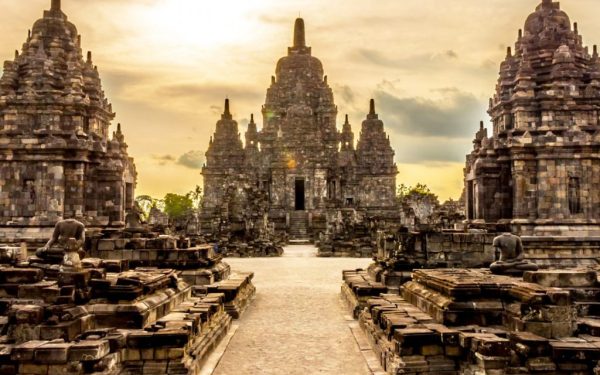 Candi Prambanan saat matahari terbit di Yogyakarta