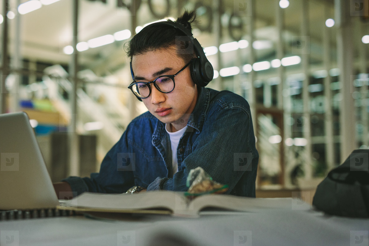 Membandingkan spesifikasi laptop sebelum membeli