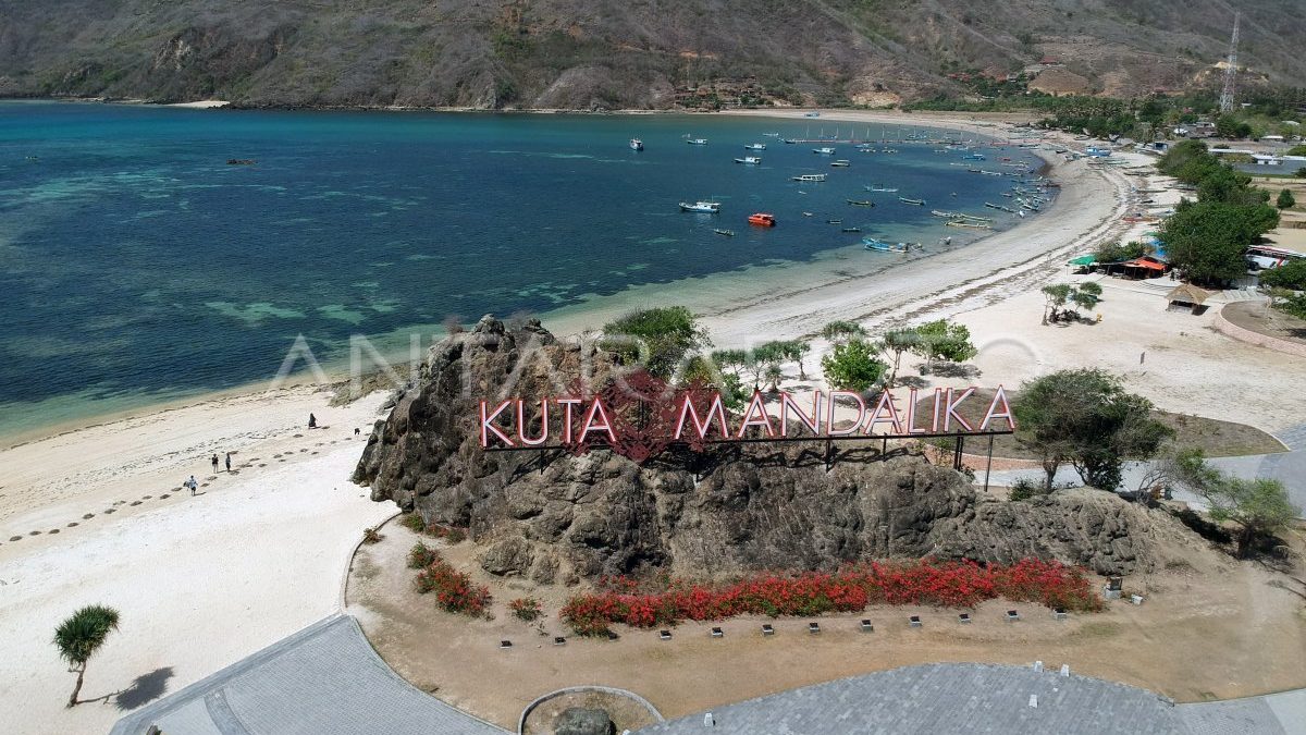 Panorama udara Pantai Kuta Mandalika, Lombok Tengah