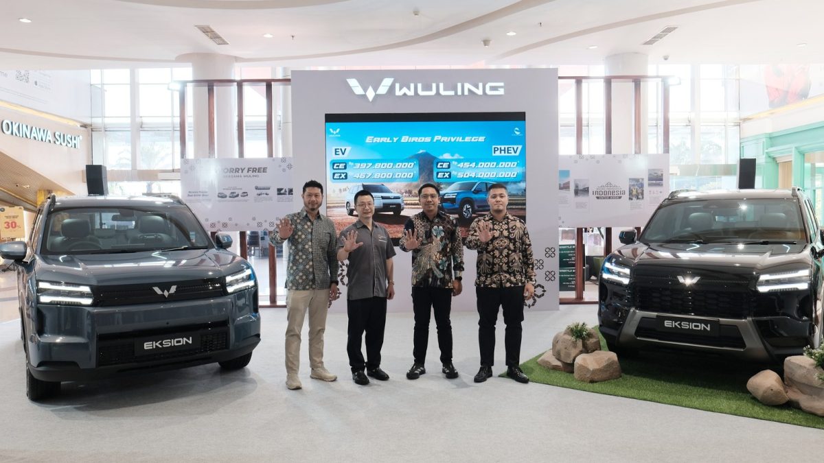 Peluncuran kendaraan Wuling di sebuah mall di Indonesia