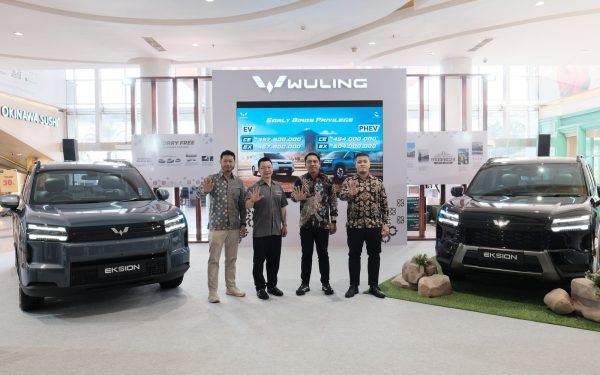 Peluncuran kendaraan Wuling di sebuah mall di Indonesia