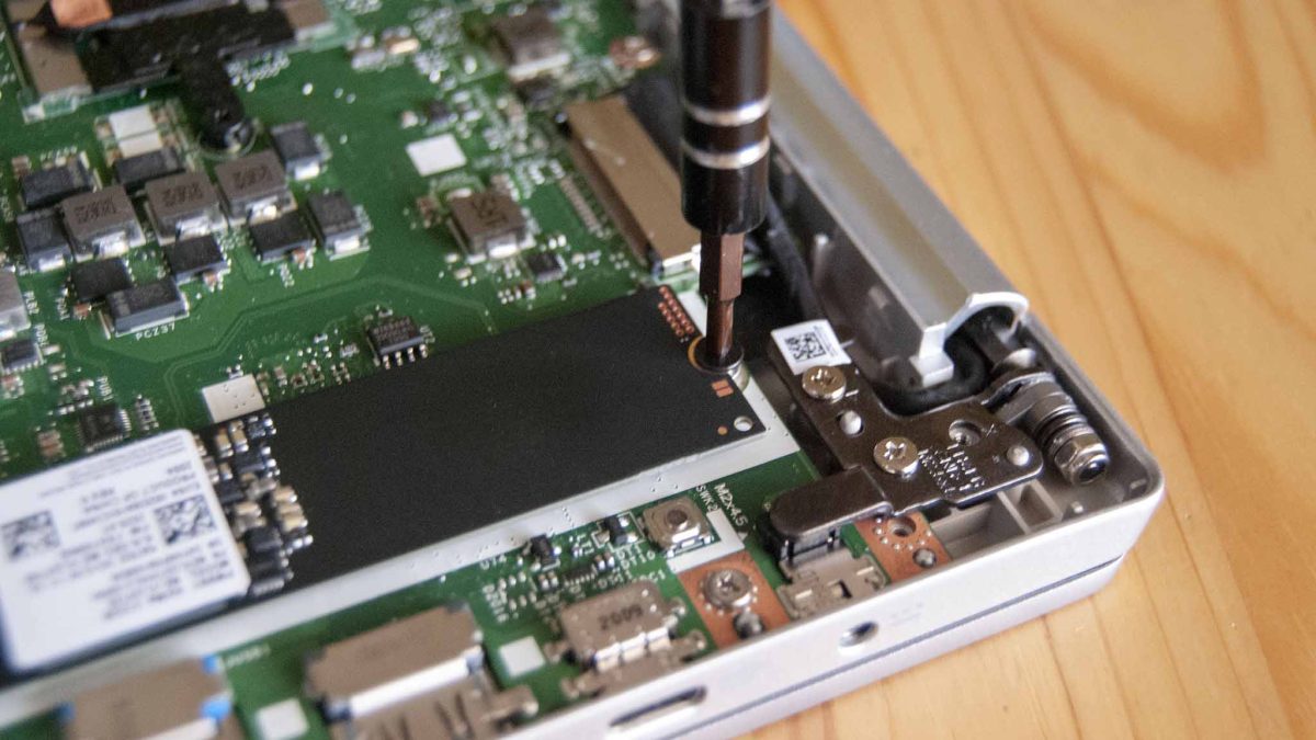 Pemasangan drive SSD di dalam laptop