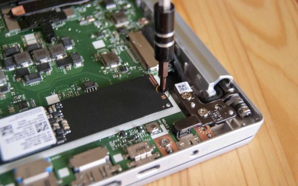 Pemasangan drive SSD di dalam laptop