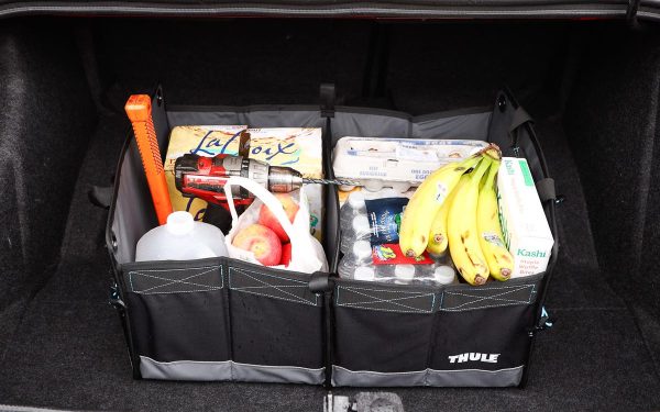 Bagasi mobil berisi organizer perlengkapan