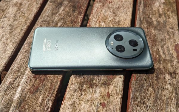 Smartphone flagship modern tergeletak di meja kayu