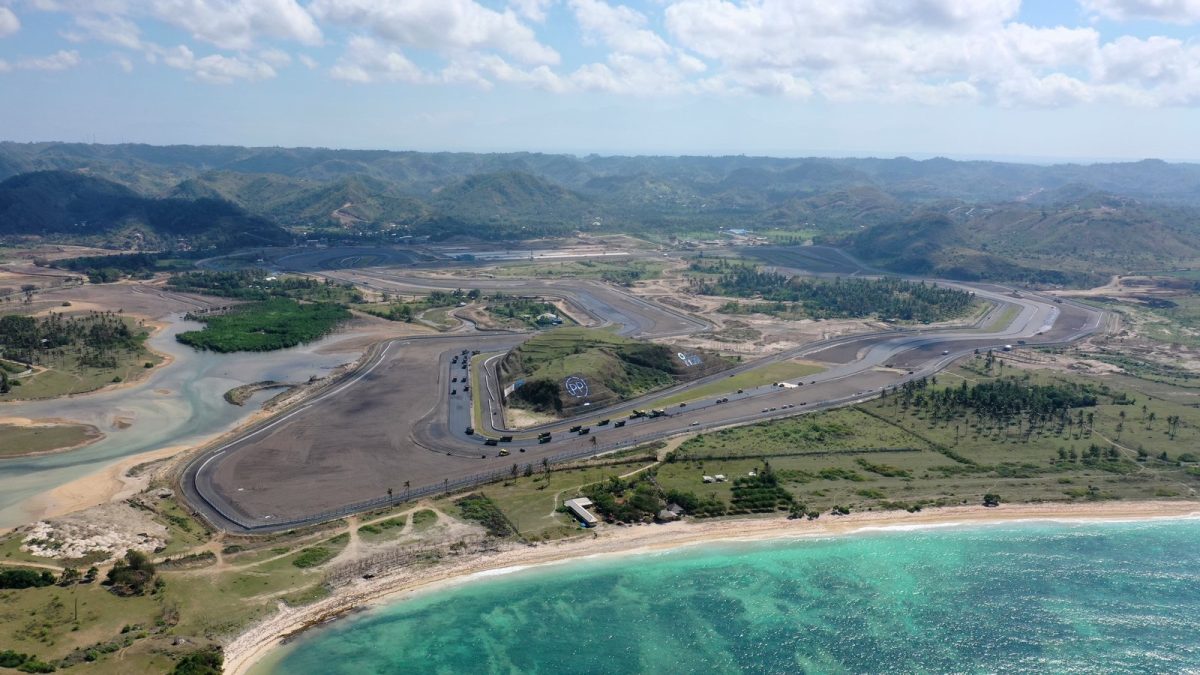 Pemandangan udara Sirkuit Mandalika di Lombok dengan latar pesisir pantai