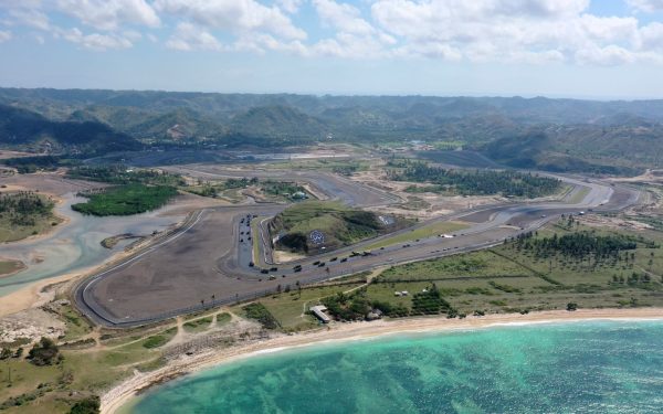 Pemandangan udara Sirkuit Mandalika di Lombok dengan latar pesisir pantai