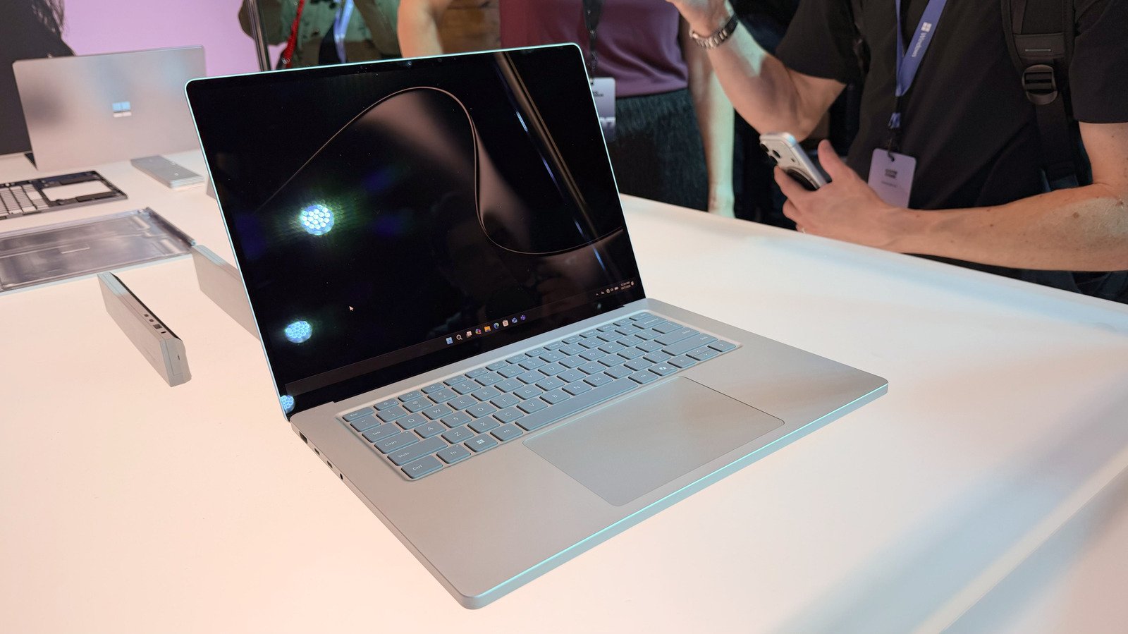 Laptop Surface dipajang di meja event teknologi