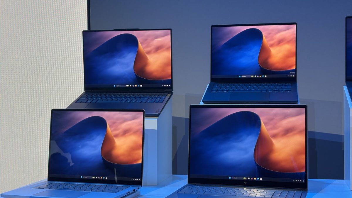 Deretan laptop Surface dipajang di panggung event Microsoft