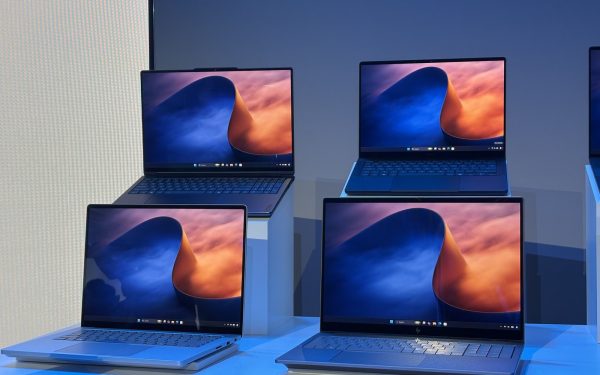 Deretan laptop Surface dipajang di panggung event Microsoft