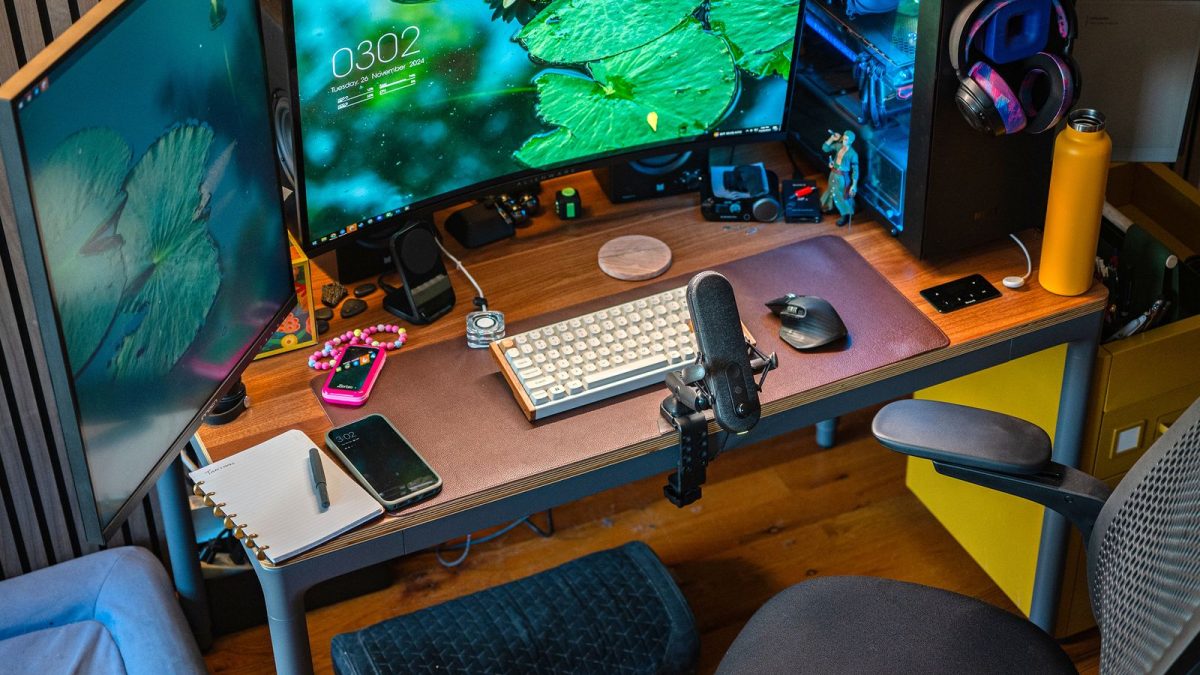 Setup komputer modern di meja kerja kreatif