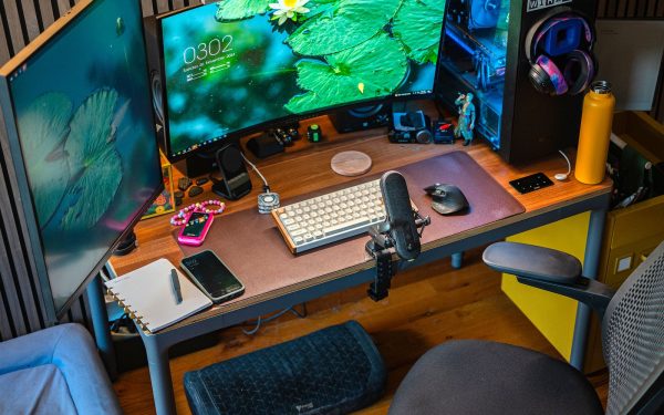 Setup komputer modern di meja kerja kreatif