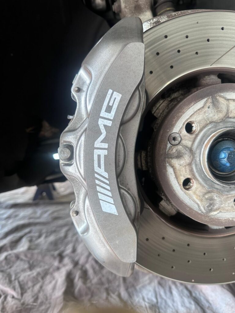 Kaliper rem pada roda mobil sport
