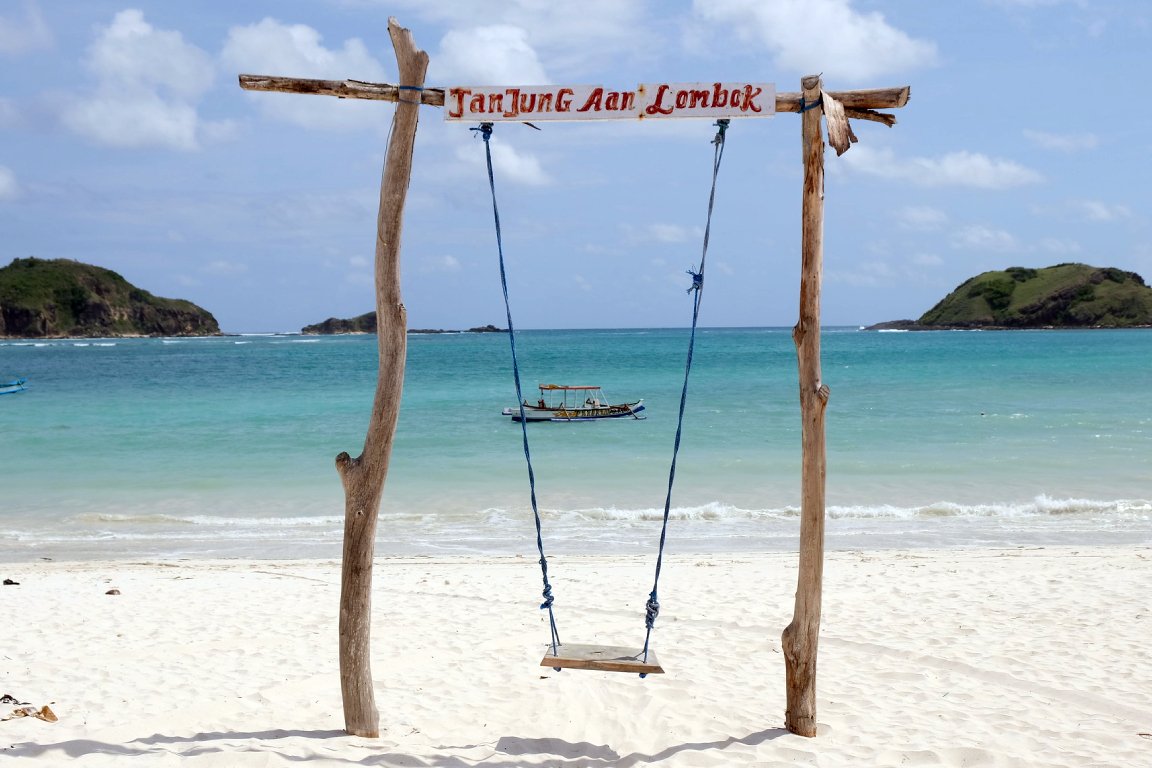 Ayunan kayu ikonik di Pantai Tanjung Aan, Lombok