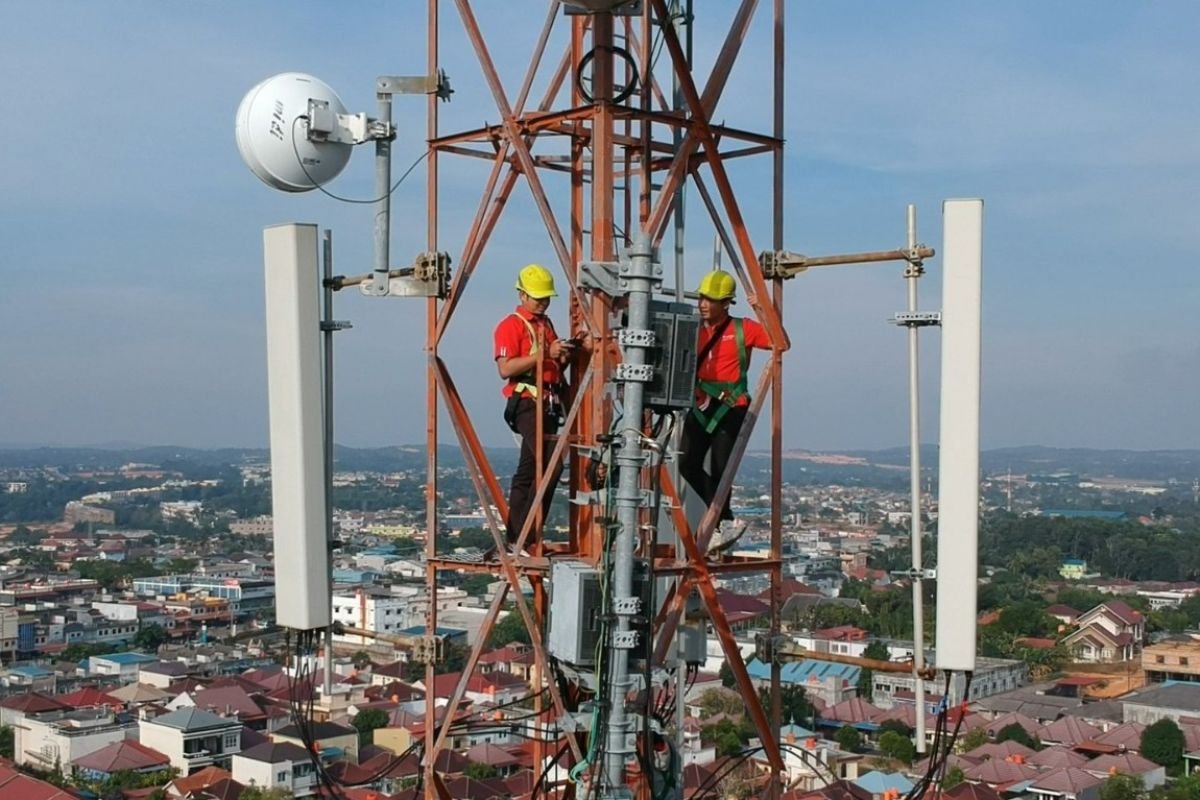Teknisi bekerja di menara BTS seluler
