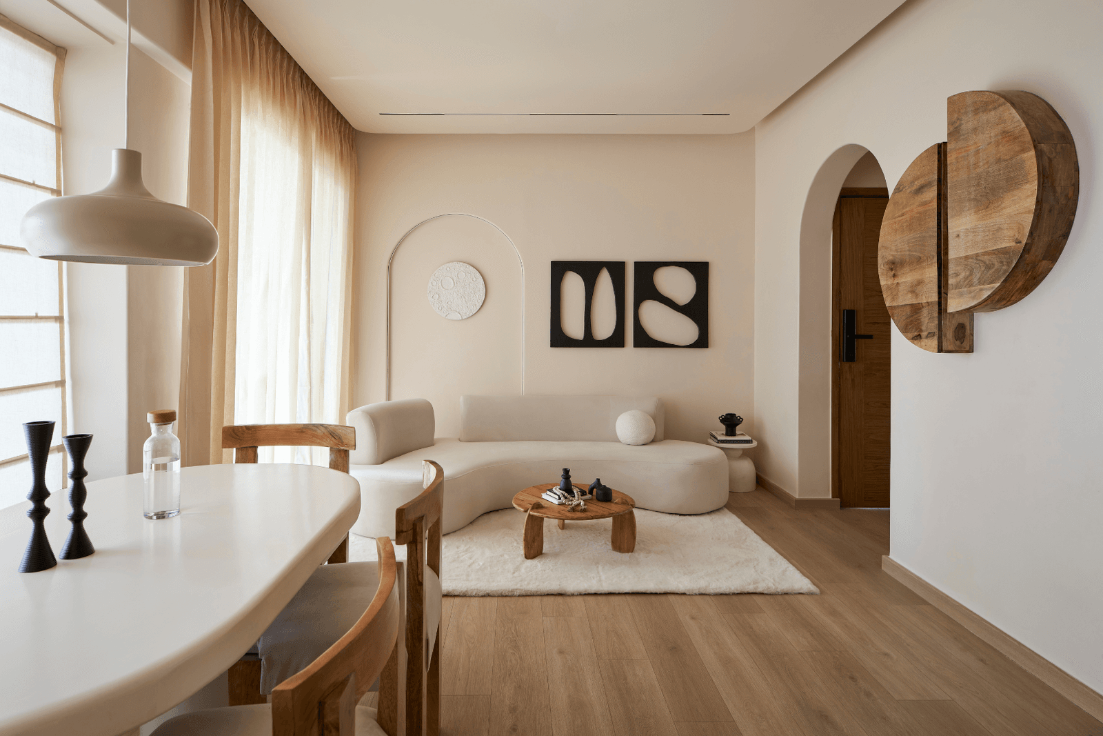 Ruang keluarga tertata dengan furnitur sederhana