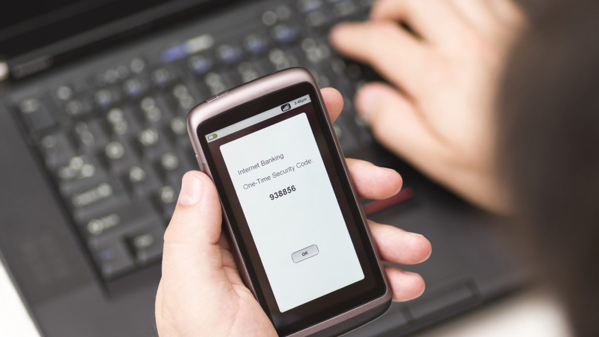 Kode verifikasi autentikasi dua faktor di layar ponsel