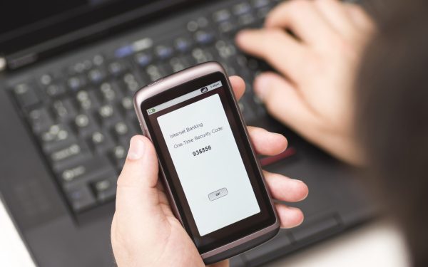 Kode verifikasi autentikasi dua faktor di layar ponsel