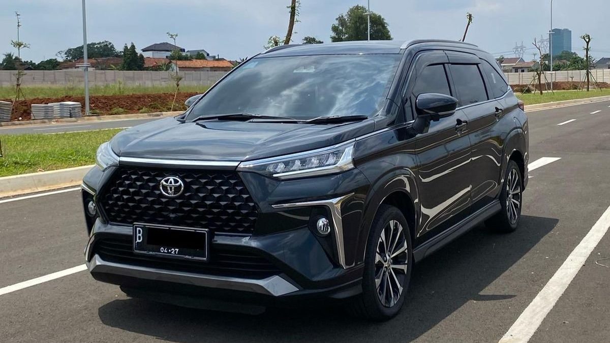 Toyota Veloz melaju di jalan raya