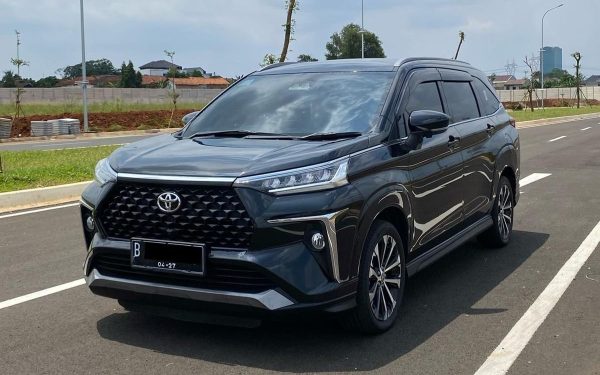 Toyota Veloz melaju di jalan raya