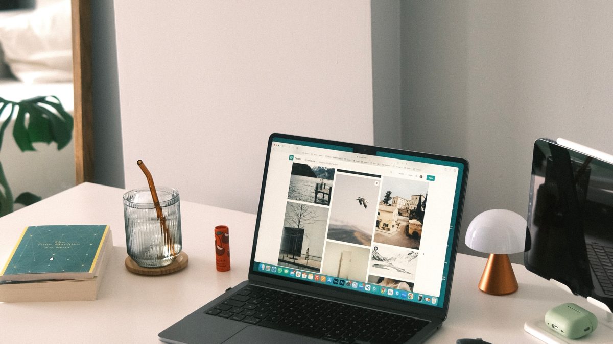 Laptop modern terbuka di atas meja kerja minimalis