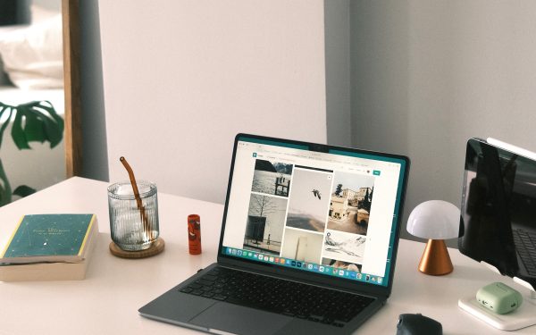 Laptop modern terbuka di atas meja kerja minimalis
