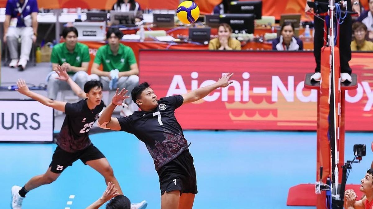 Pemain voli putra Indonesia aksi spike di Asian Games 2026 Nagoya