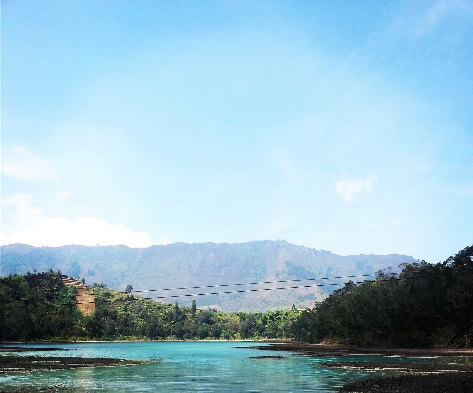 Telaga Warna Dieng dengan air keemasan dikelilingi bukit